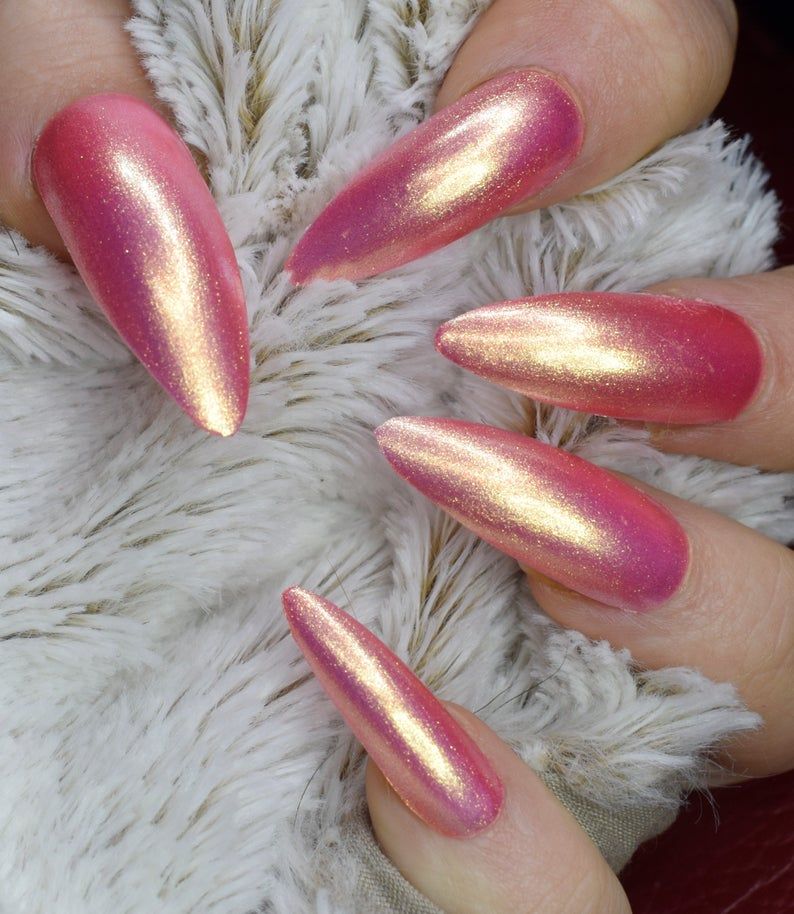 Preljevni ružičasti stiletto nokti