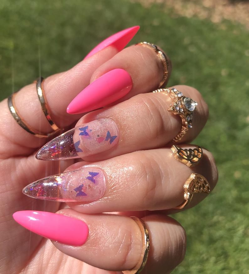 Ružičasti stiletto nokti s dizajnom leptira