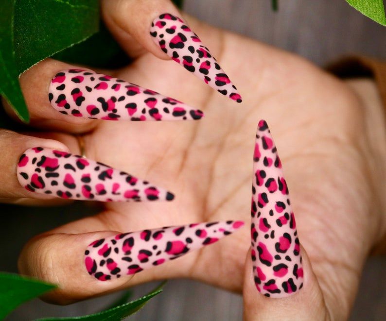 Ružičasti stiletto nokti s leopard printom