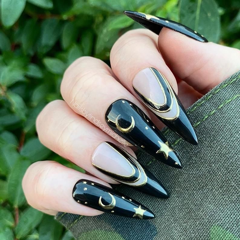 Crni stiletto nokti s polumjesečevim, gotičkim i vještičnim vibracijama