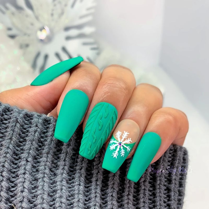 Матово-зелений різдвяний светр нігті