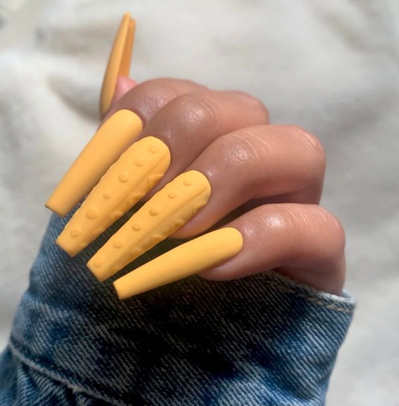 Гірчичний жовтий светр нігті