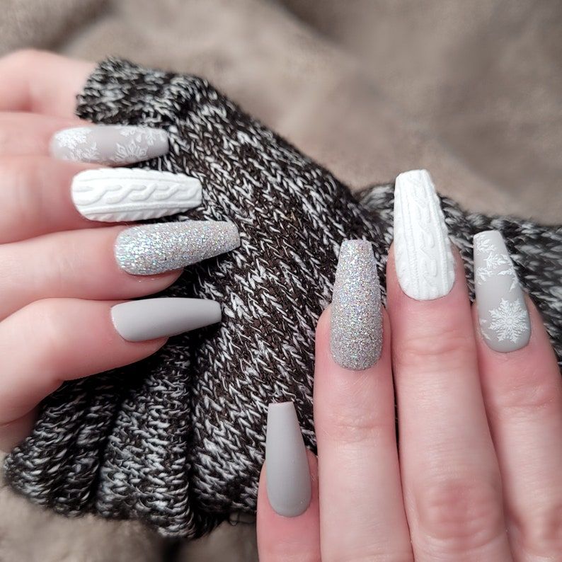 Світло-сірий і білий светр нігті з блиском і сніжинками