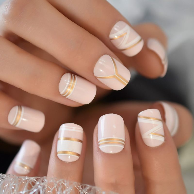 Ongles roses courts mignons avec nail art or et blanc
