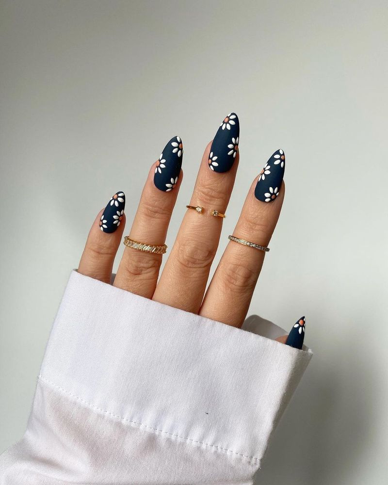 Темно-сині нігті ромашки