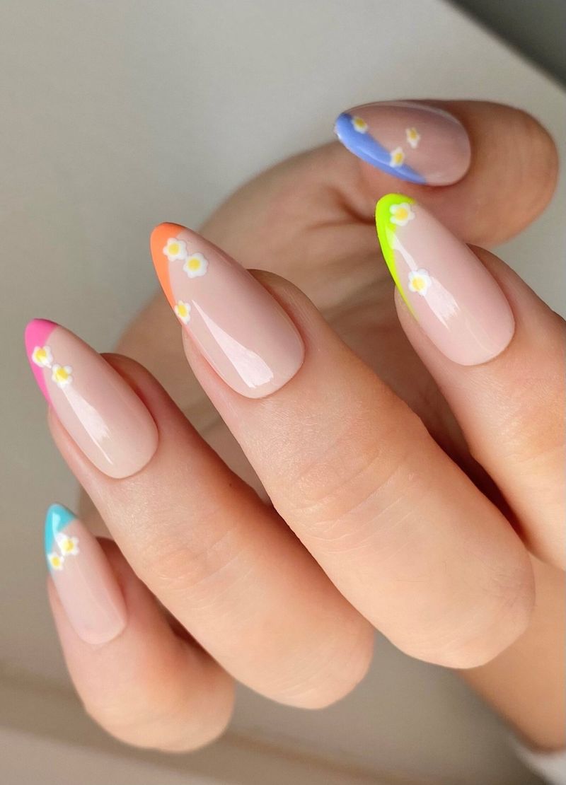 Милі мінімалістичні барвисті французькі нігті з маргариткою