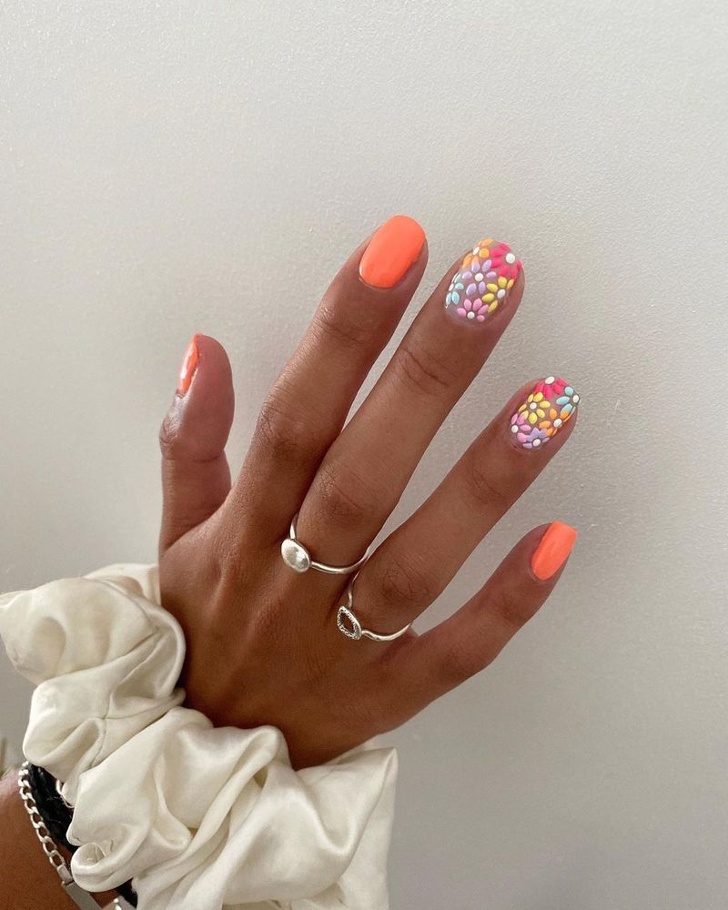 Багатоколірні нігті персикові ромашки