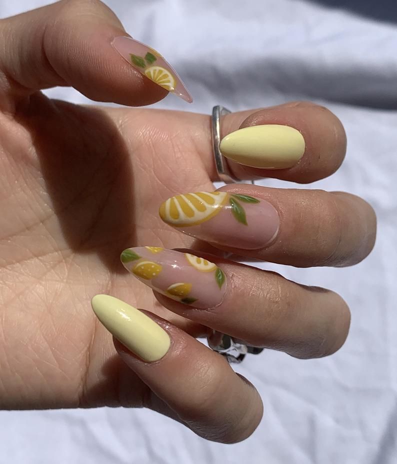 Bademovi nokti s dizajnom limuna