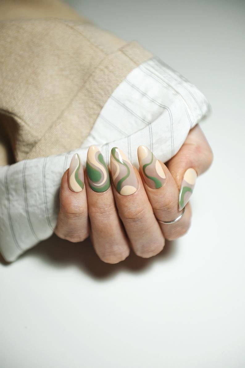 Zeleni i krem ​​badem dizajn noktiju