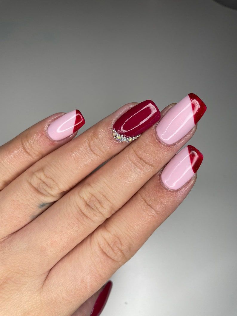 Ongles courts roses et rouge vin