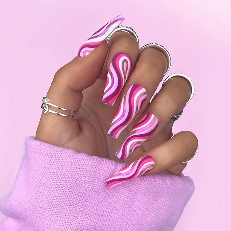 Ružičasti i ljubičasti val apstraktnog dizajna noktiju za lijes