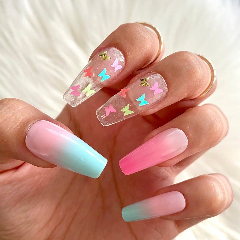 Ružičasti i plavi ombre s prozirnim dizajnom i leptirićima za nokte lijesa