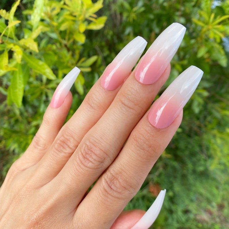 Ružičasti i bijeli ombre dizajn za nokte u lijesu