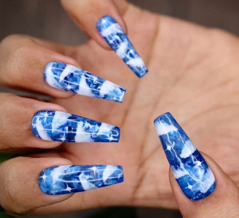 Dizajn plavih oblaka za nokte lijesa