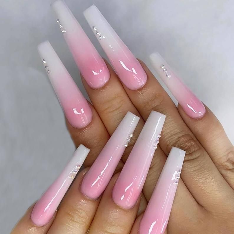 Ružičasti i bijeli ombre dizajn za nokte u lijesu
