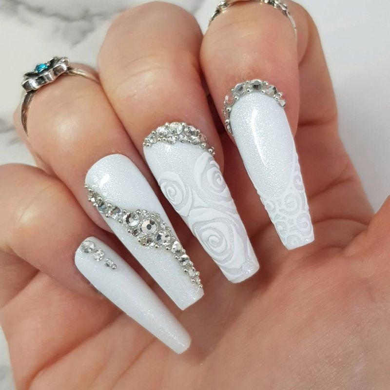 Dugi bijeli vjenčani nokti s čipkastim nail artom, svjetlucavima i kamenčićima
