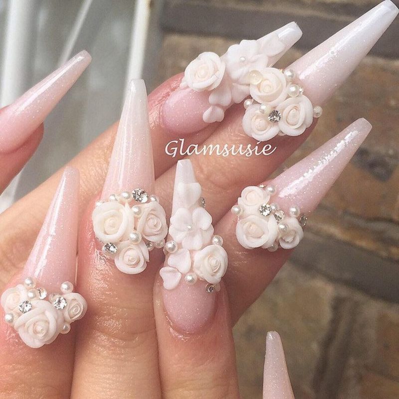 Glamurozni bijeli vjenčani nokti s ružama i cvijećem