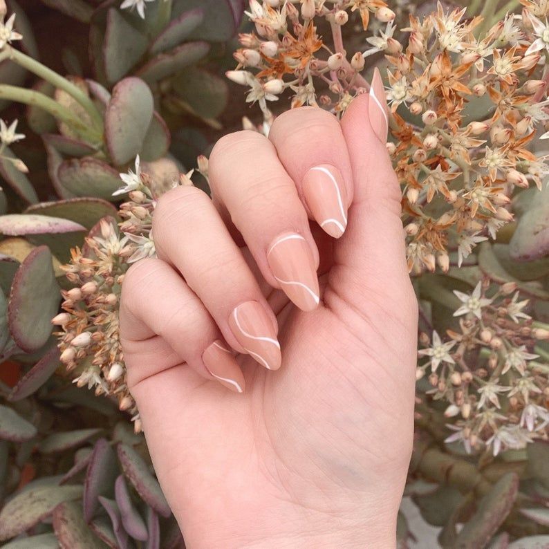 Goli nokti s bijelim vrtlozima