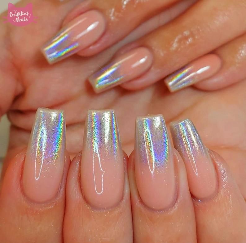 Ongles nude avec ombre holographique