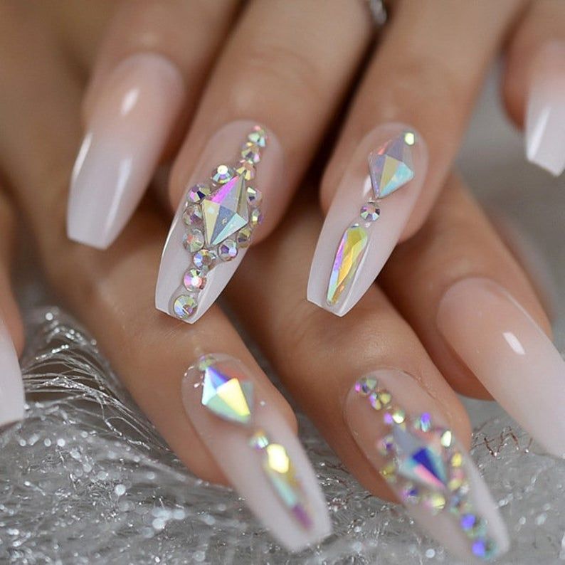 Ongles nude clairs avec strass
