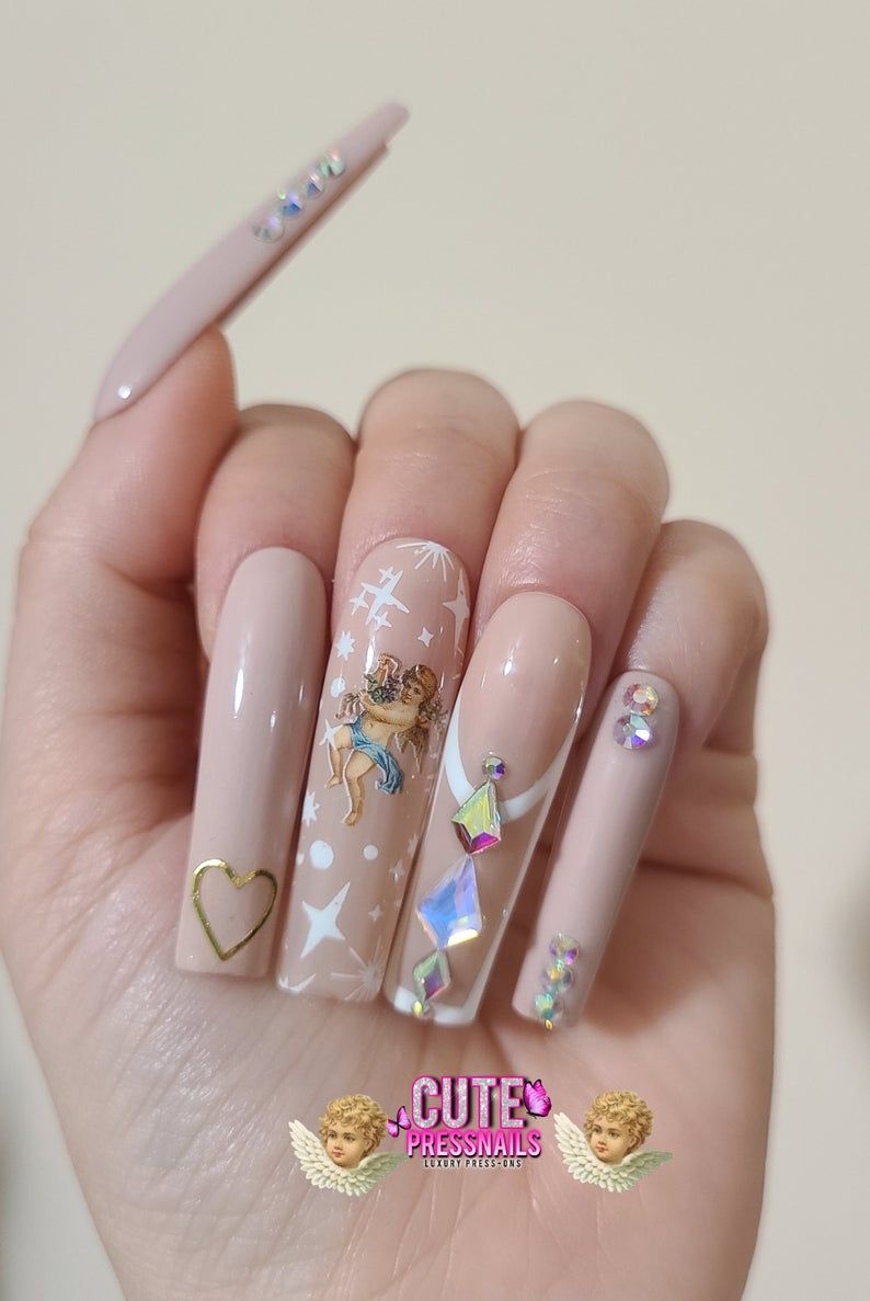 Ongles nude avec strass et anges