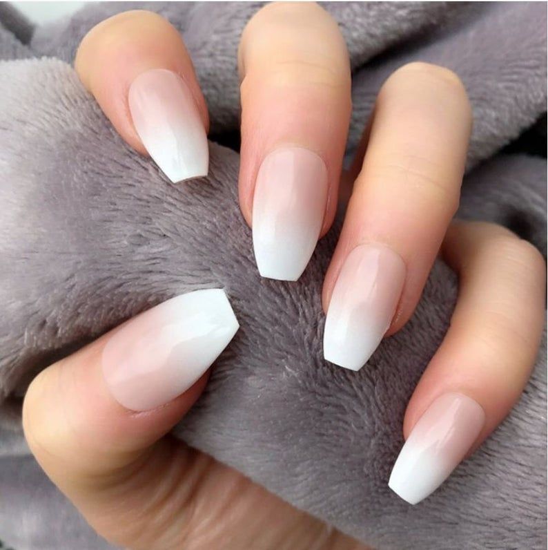 Ongles ombre nude et blanc