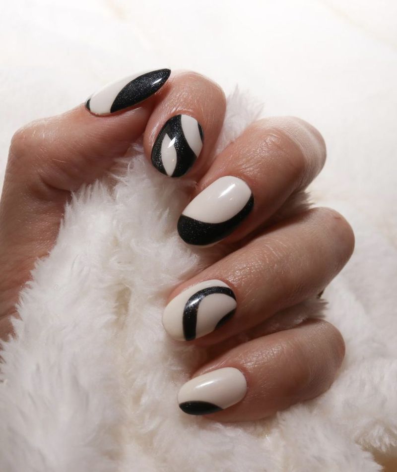 Ongles abstraits courts noirs et blancs
