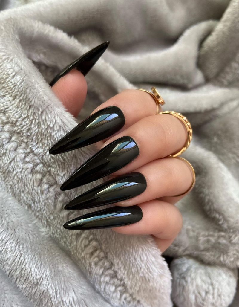 Lange glänzende schwarze Stiletto-Nägel
