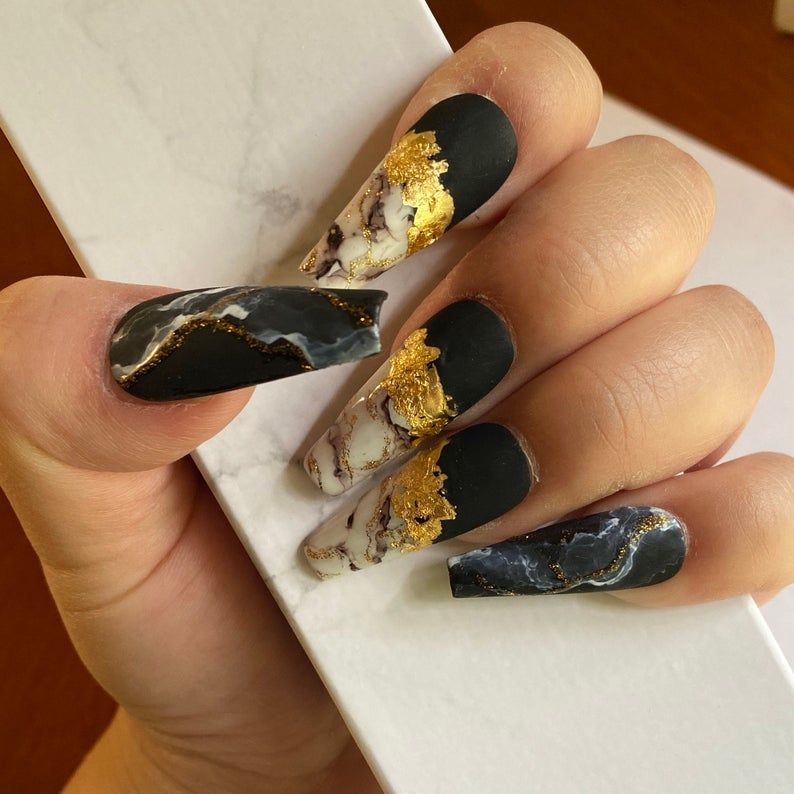 Mat crni i mramorni nokti sa zlatnim pahuljicama