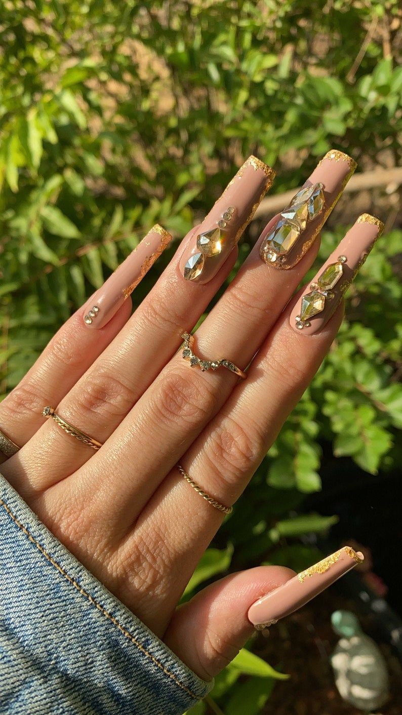 Goli nokti sa zlatnim kamenčićima