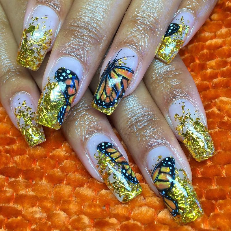 Leptir nokti sa zlatnim pahuljicama