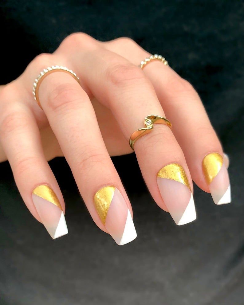 Asimetrični bijeli i zlatni nokti
