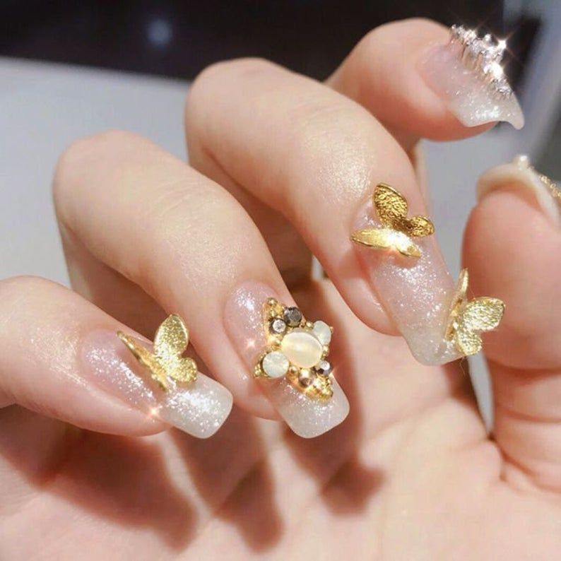 Jednostavni svjetlucavi nokti s 3D zlatnim leptirima