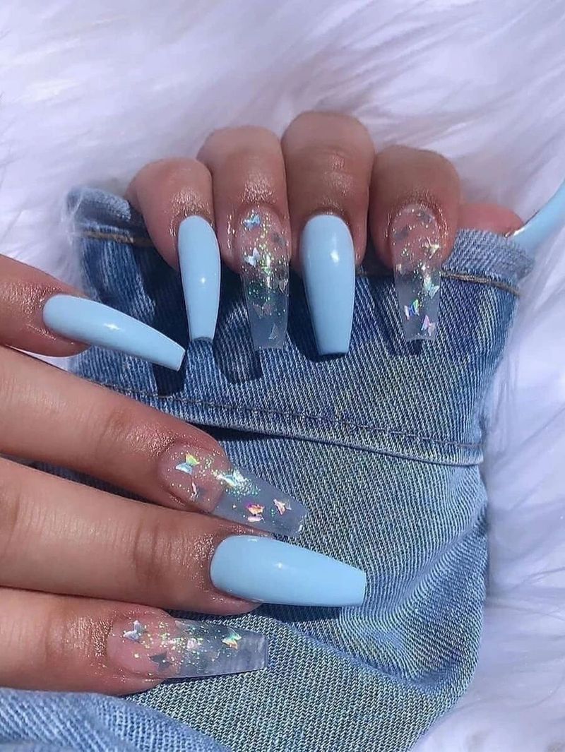 Ongles bleu pastel avec nail art papillon