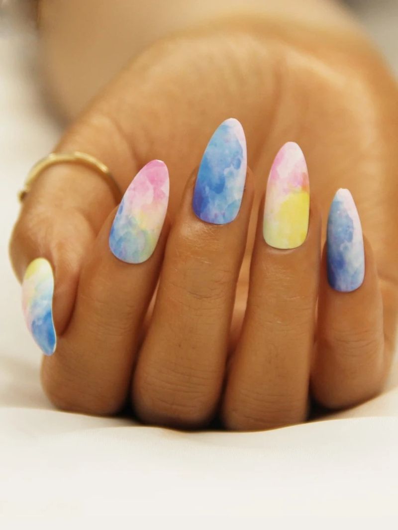 Tie dye nail art med blått, rosa og gult