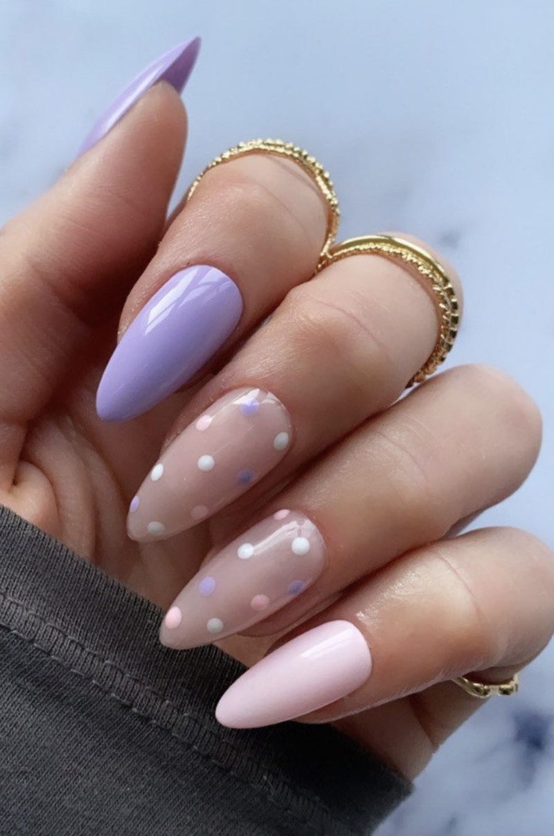 Ljubičasti i ružičasti pastelni nokti s točkicama