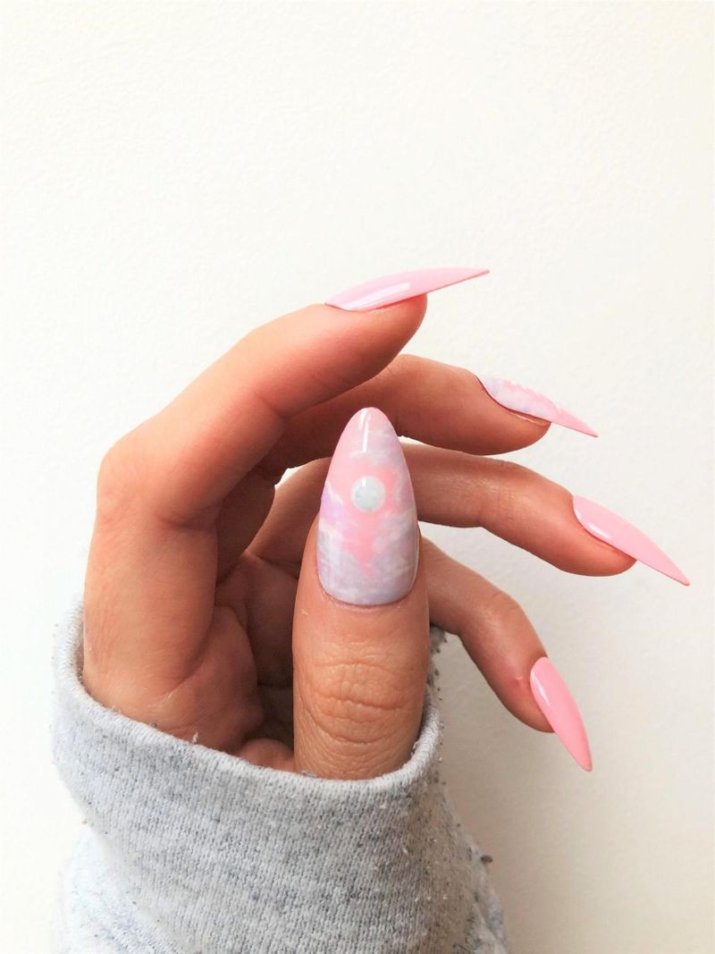 Pastelno ružičasti nokti s umjetnošću noktiju