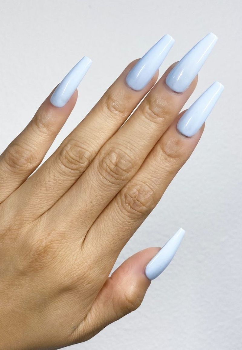 Pastelno plavi akrilni nokti za lijes