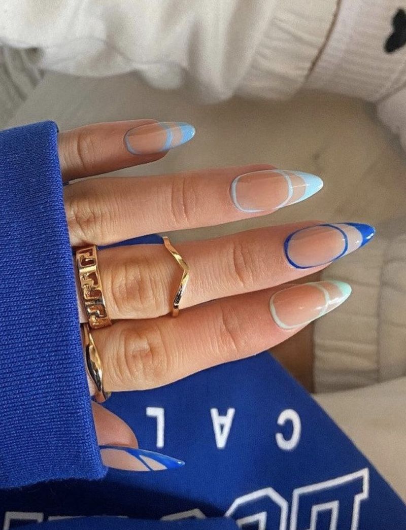 Trendy abstrakte pastellblå negler med nail art