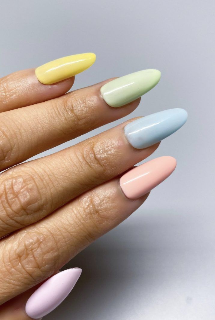 Pastelni nokti sa žutom, zelenom, plavom, ružičastom i ljubičastom: pastelni ombre nokti i nokti pastelne duge