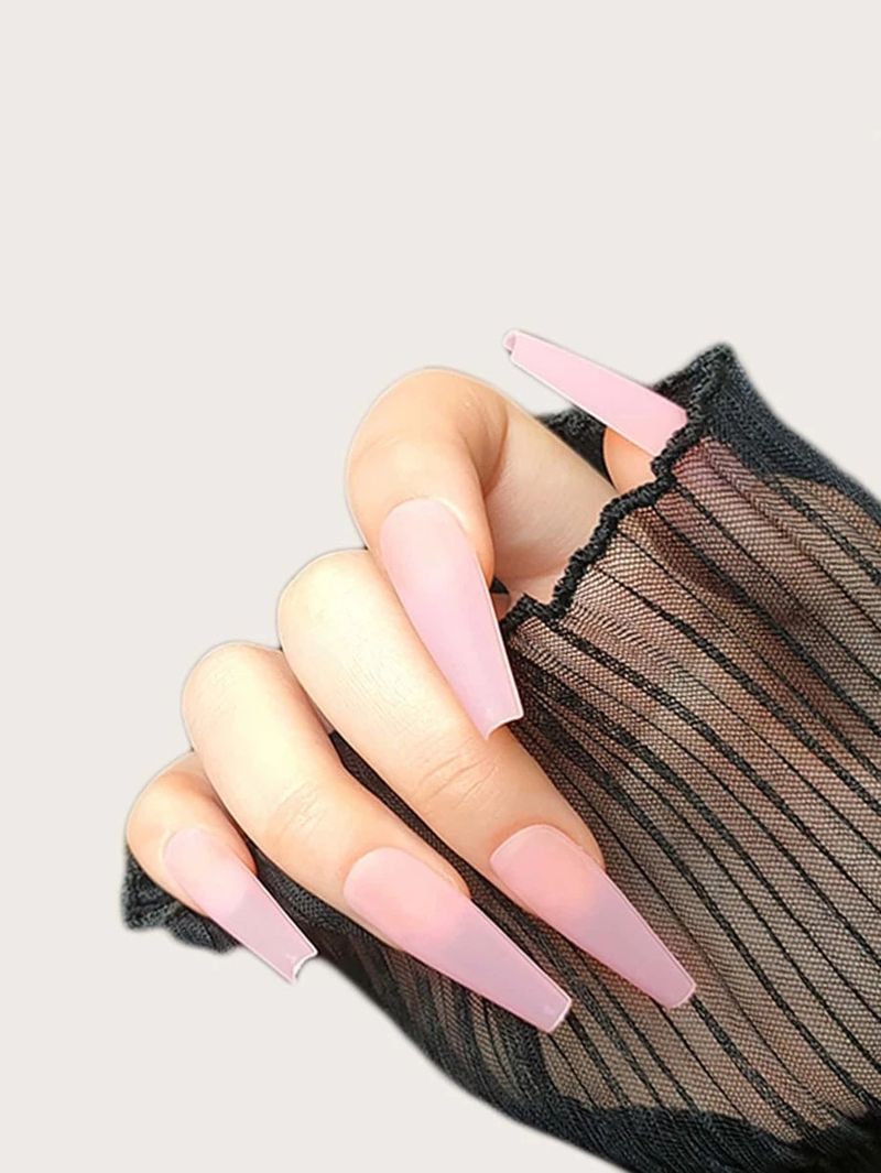 Pastelno ružičasti akrilni nokti za lijes