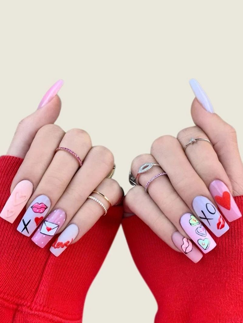 Pastelno ljubičasti i ružičasti nokti s umjetnošću noktiju