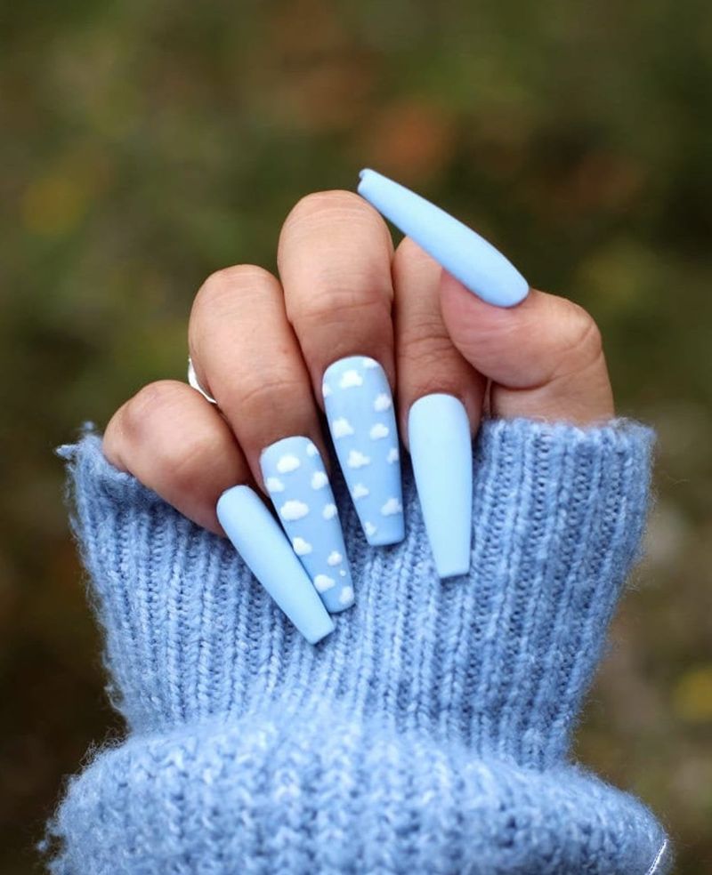 Хмари нейл-арт і світло-блакитні нігті