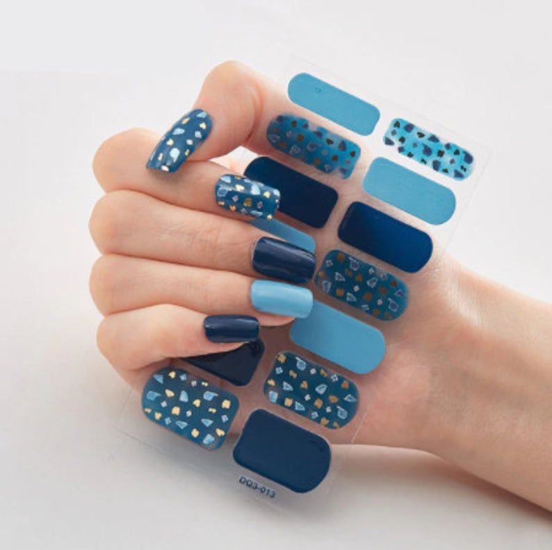 блакитні обгортання нігтів