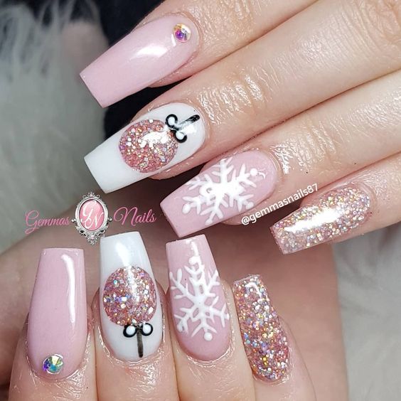 Милі рожеві різдвяні нігті з блиском
