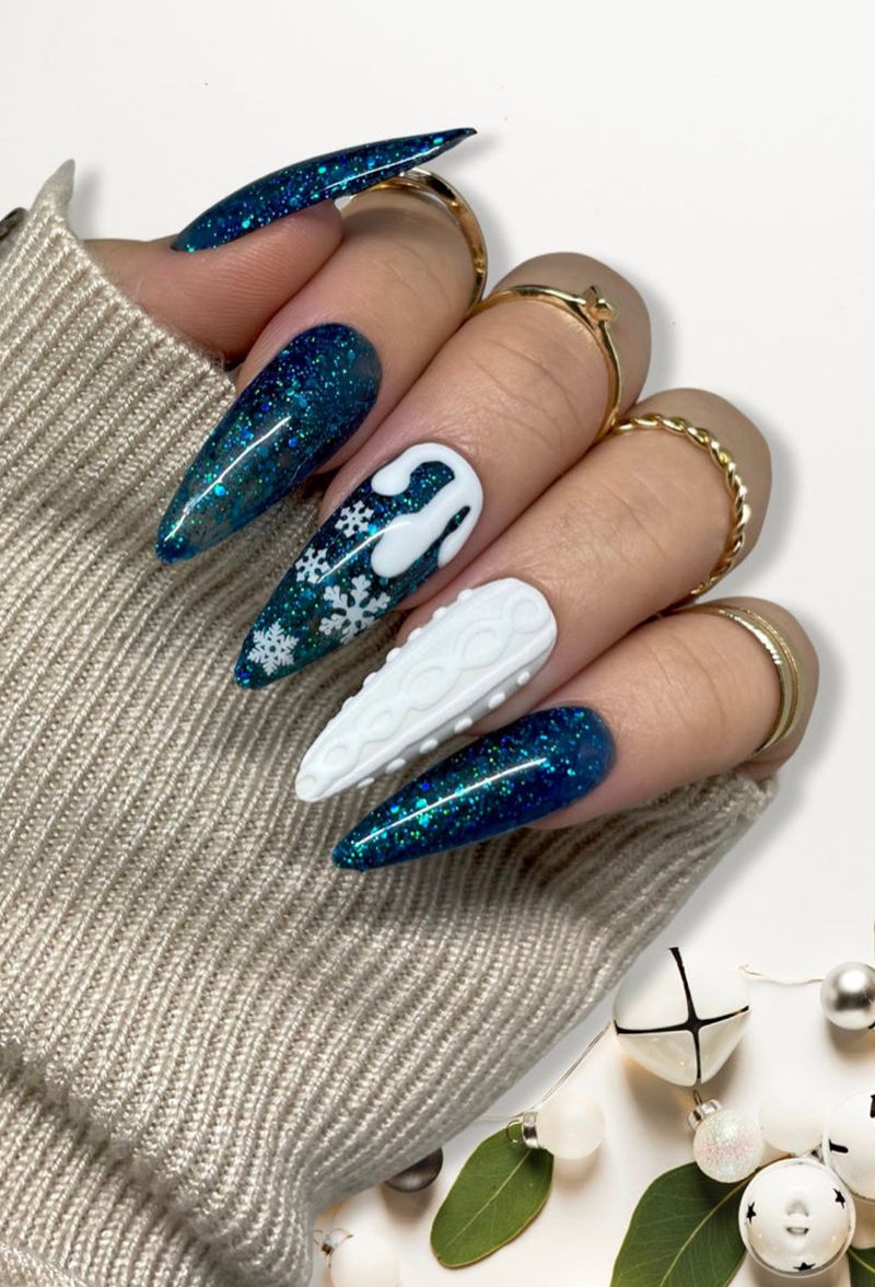 Блискучі біло-блакитні різдвяні нігті з блиском і сніжинками