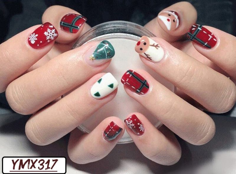 Милі короткі червоні різдвяні нігті з оленями і Санта-Клауса нейл-арт з плед візерунком
