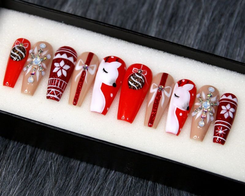 Милі довгі оголені та червоні різдвяні нігті з оленями, дрібничками та сніжинками
