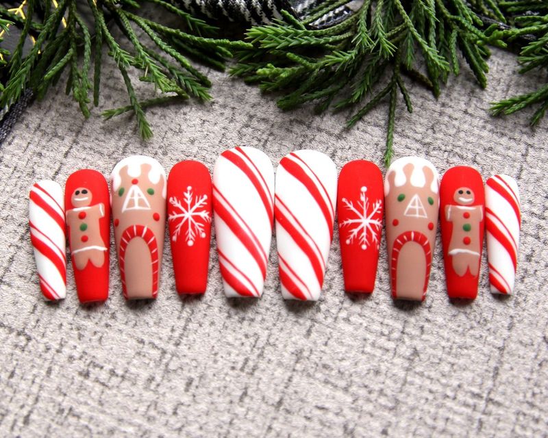 Довгі білі і червоні різдвяні свята нігті з Колобок і цукерки