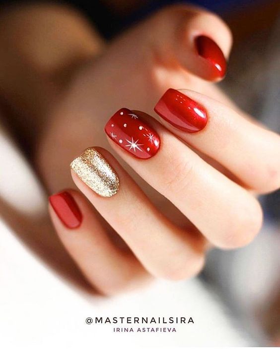 Короткі червоно-золоті різдвяні нігті
